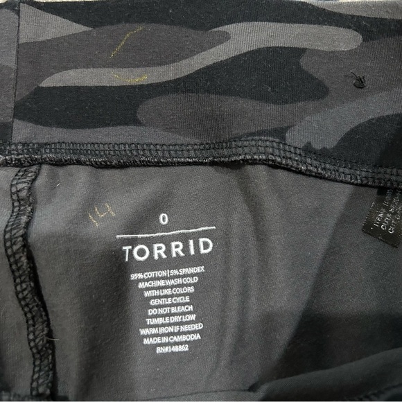 Torrid Gray & Black Camo Print Leggings Size 0X - Picture 5 of 8